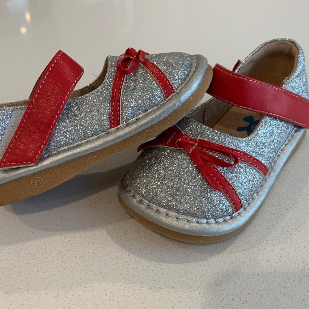 Hide & Squeak toddler girls size 5 shoes